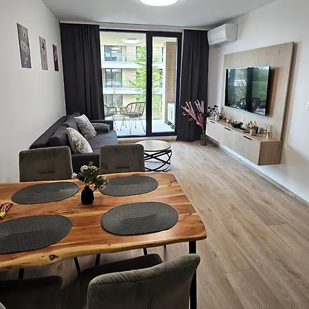 Luxury 2 Flat Free Parking, Pool And Wifi Warna