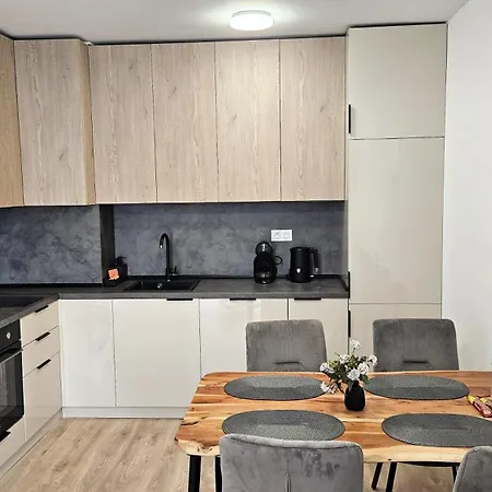 Luxury 2 Flat Free Parking, Pool And Wifi דירה וארנה
