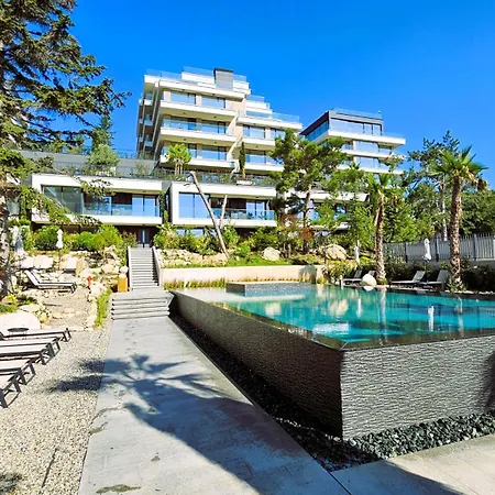 Luxury 2 Flat Free Parking, Pool And Wifi